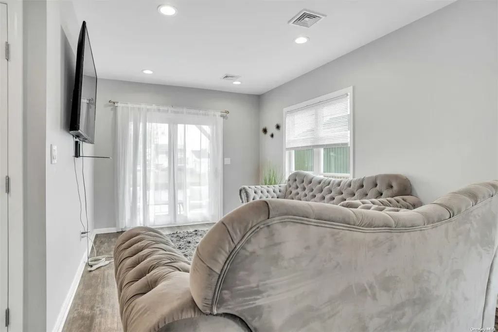 353 West Drive Copiague NY 11726