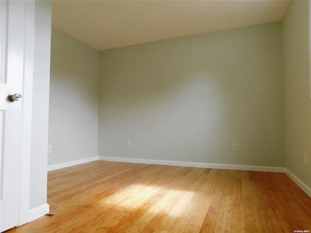 133 46th Street Lindenhurst NY 11757