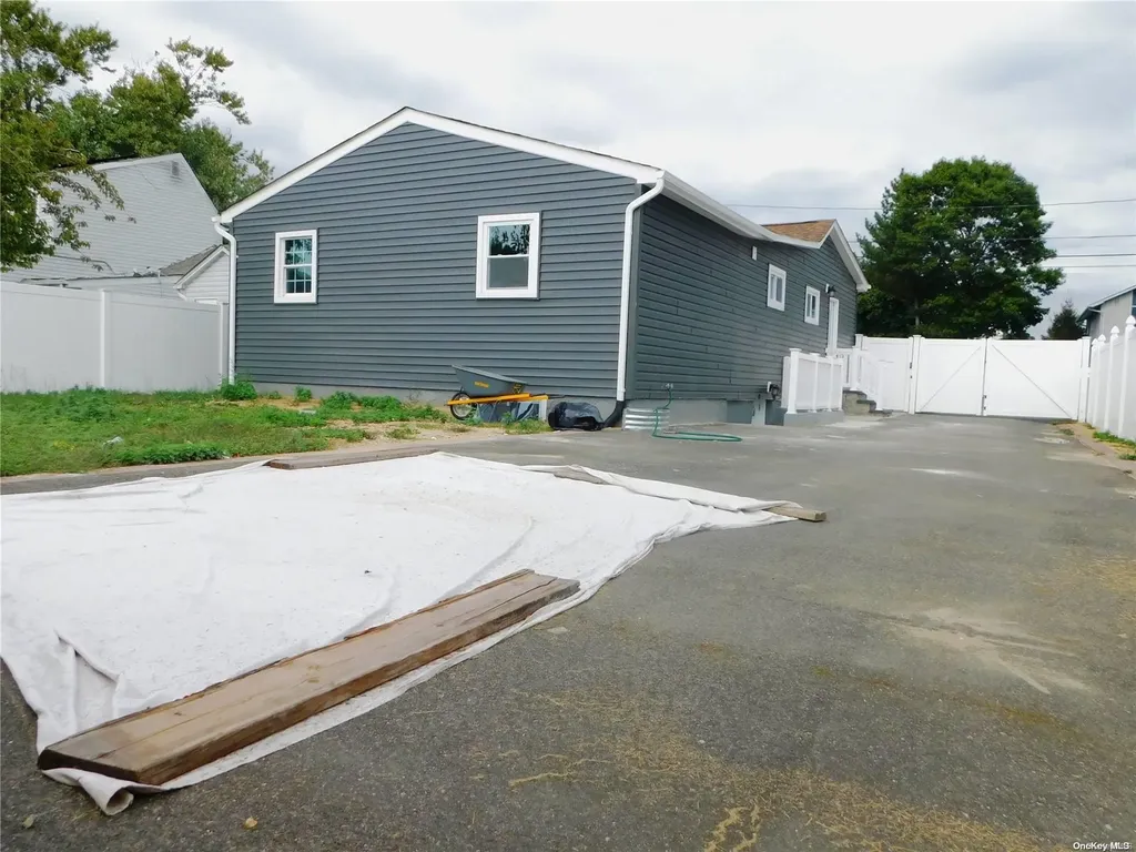 133 46th Street Lindenhurst NY 11757