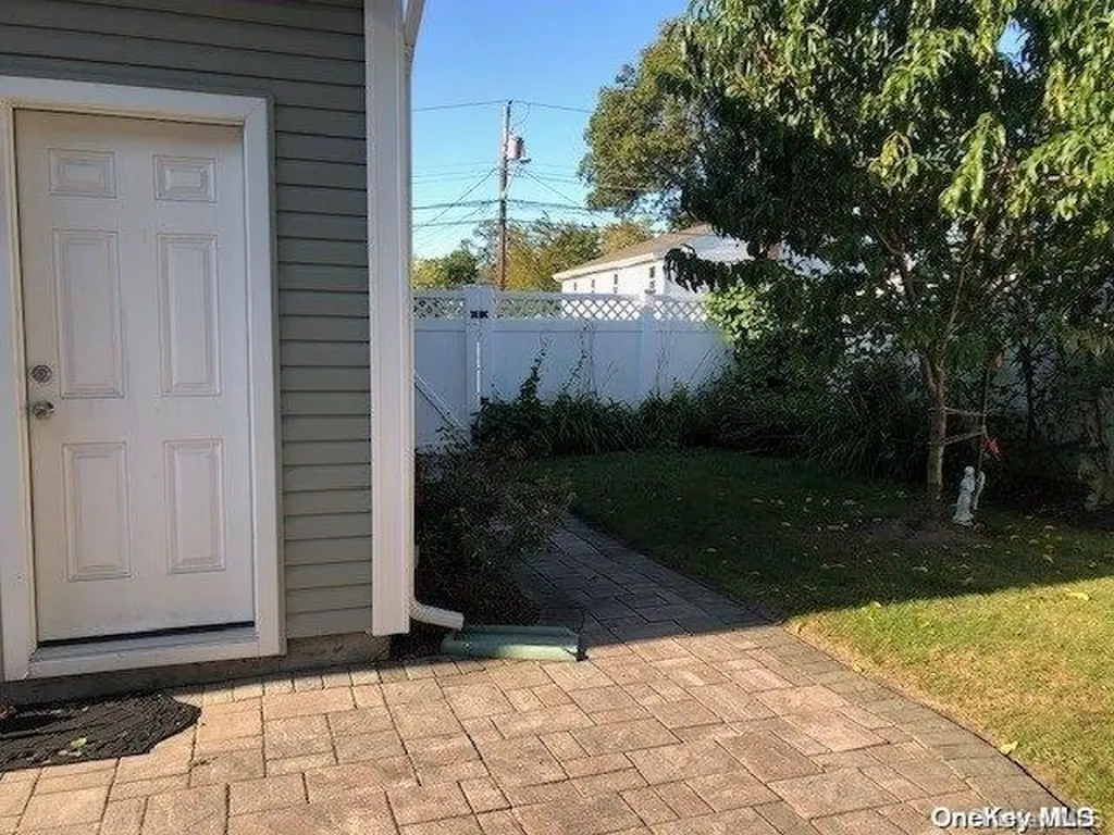 66 Warwick Avenue Copiague NY 11726