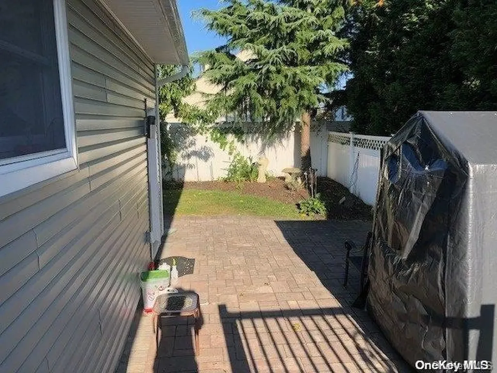 66 Warwick Avenue Copiague NY 11726