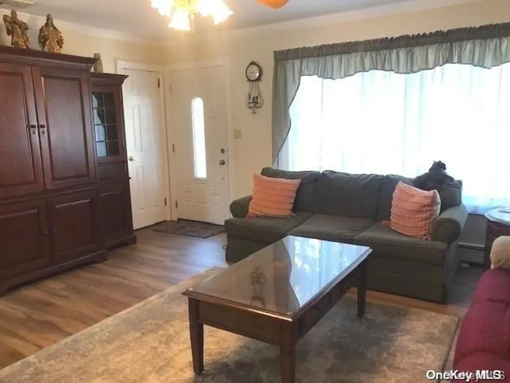 66 Warwick Avenue Copiague NY 11726