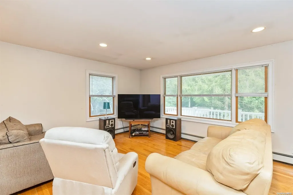 52 Crescent Bow Ridge NY 11961