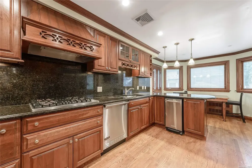 615 Gary Place Westbury NY 11590