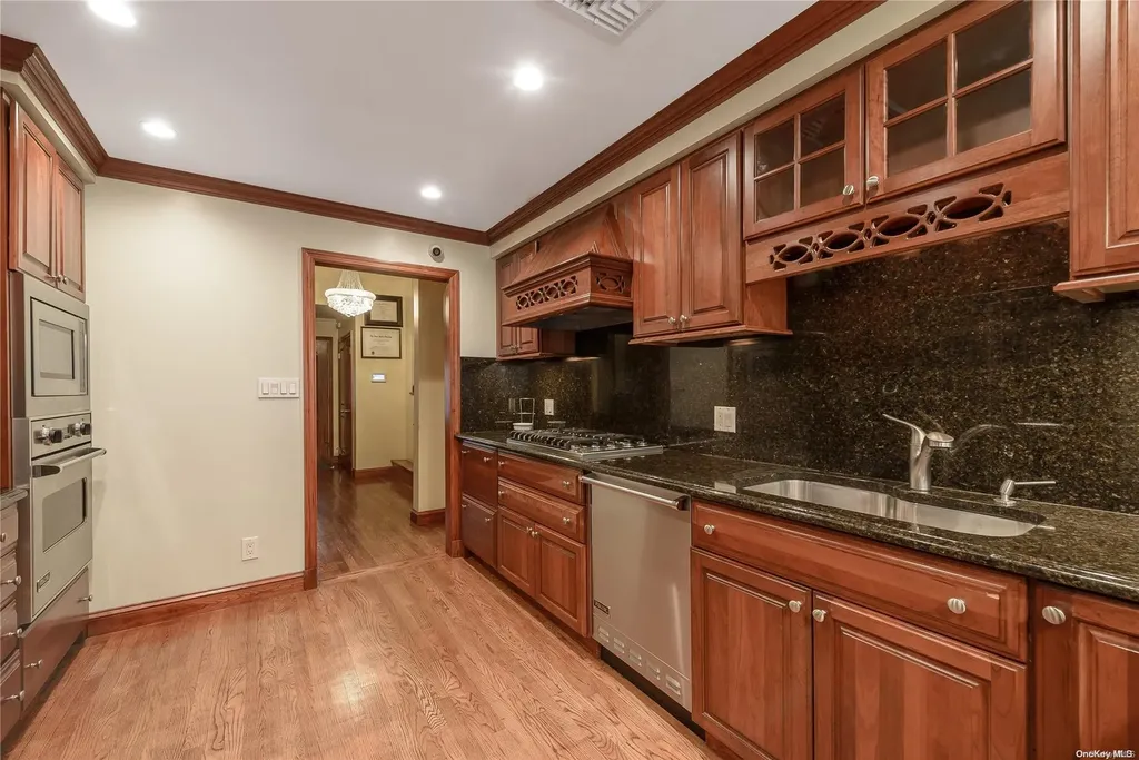 615 Gary Place Westbury NY 11590