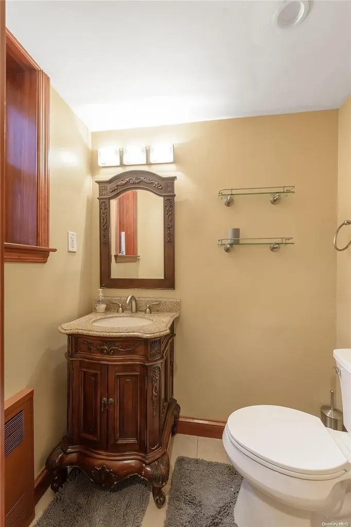 615 Gary Place Westbury NY 11590