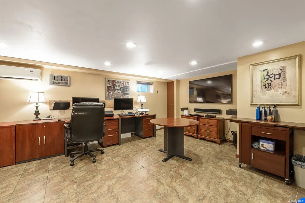 615 Gary Place Westbury NY 11590
