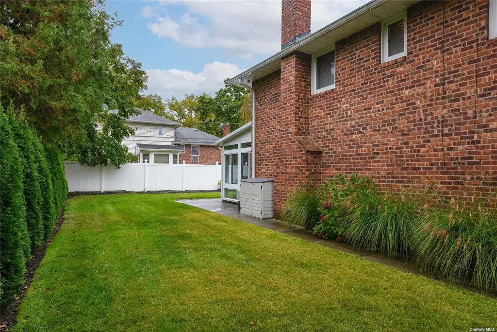 615 Gary Place Westbury NY 11590