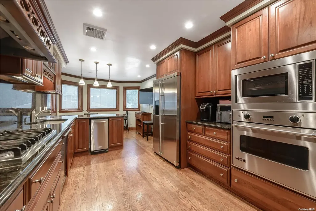 615 Gary Place Westbury NY 11590