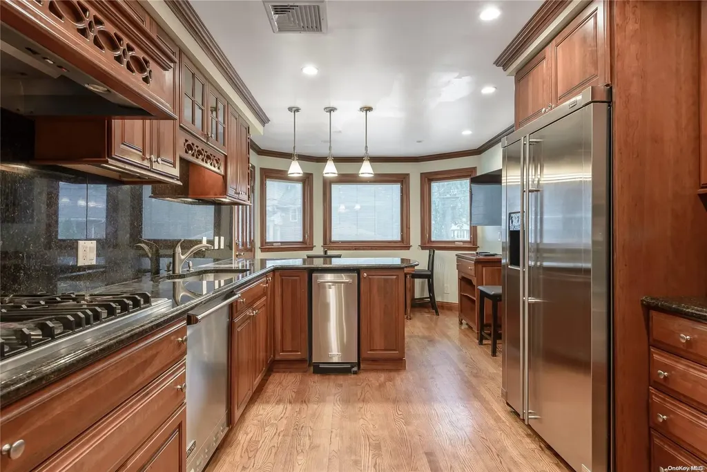 615 Gary Place Westbury NY 11590