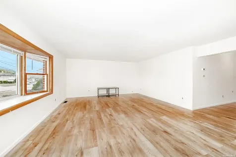 19 Toysome Lane Deer Park NY 11729