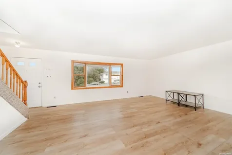 19 Toysome Lane Deer Park NY 11729