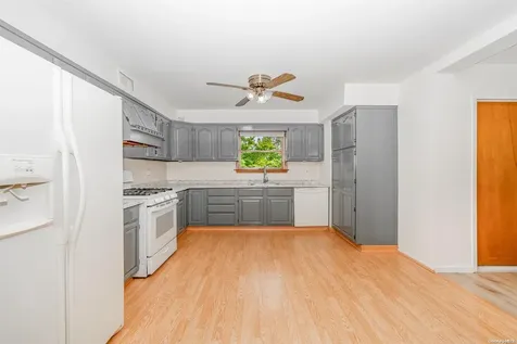 19 Toysome Lane Deer Park NY 11729