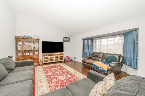 19 Toysome Lane Deer Park NY 11729