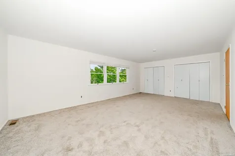 19 Toysome Lane Deer Park NY 11729