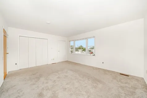 19 Toysome Lane Deer Park NY 11729