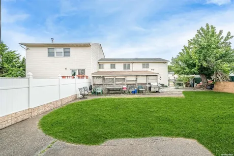 19 Toysome Lane Deer Park NY 11729