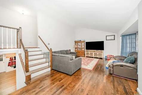 19 Toysome Lane Deer Park NY 11729