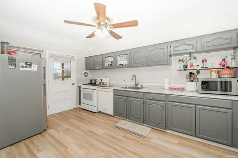 19 Toysome Lane Deer Park NY 11729