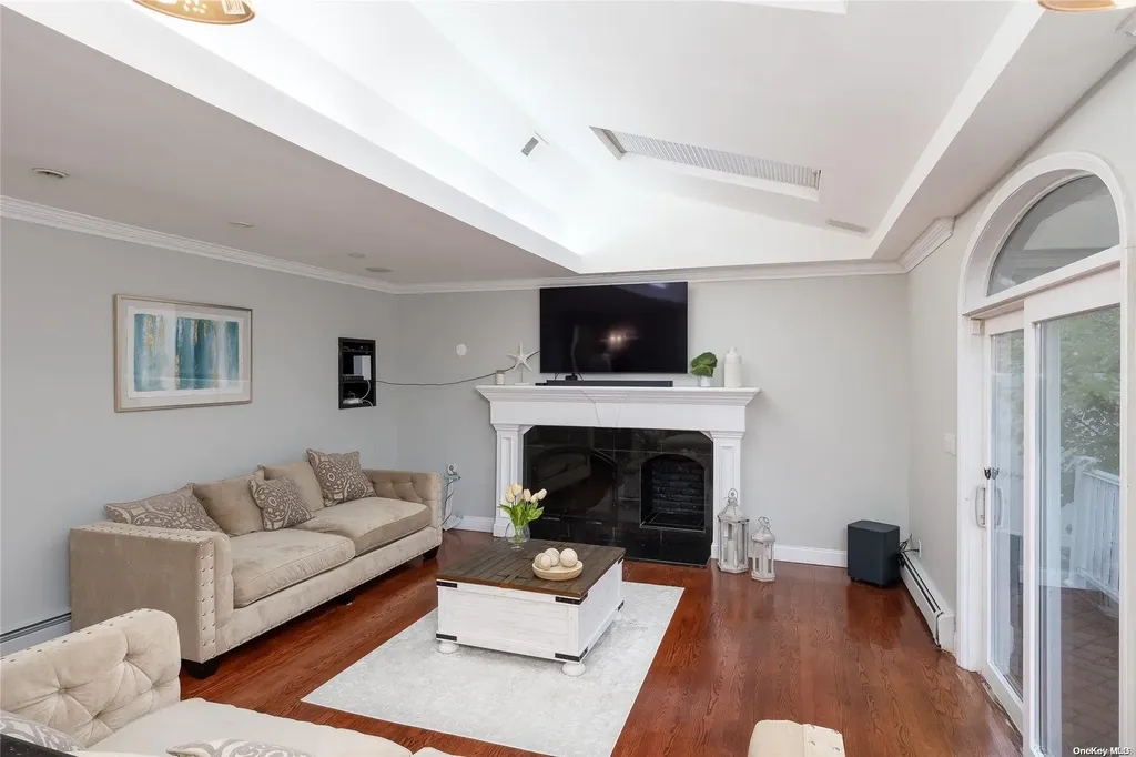 3476 E Bay Court Merrick NY 11566