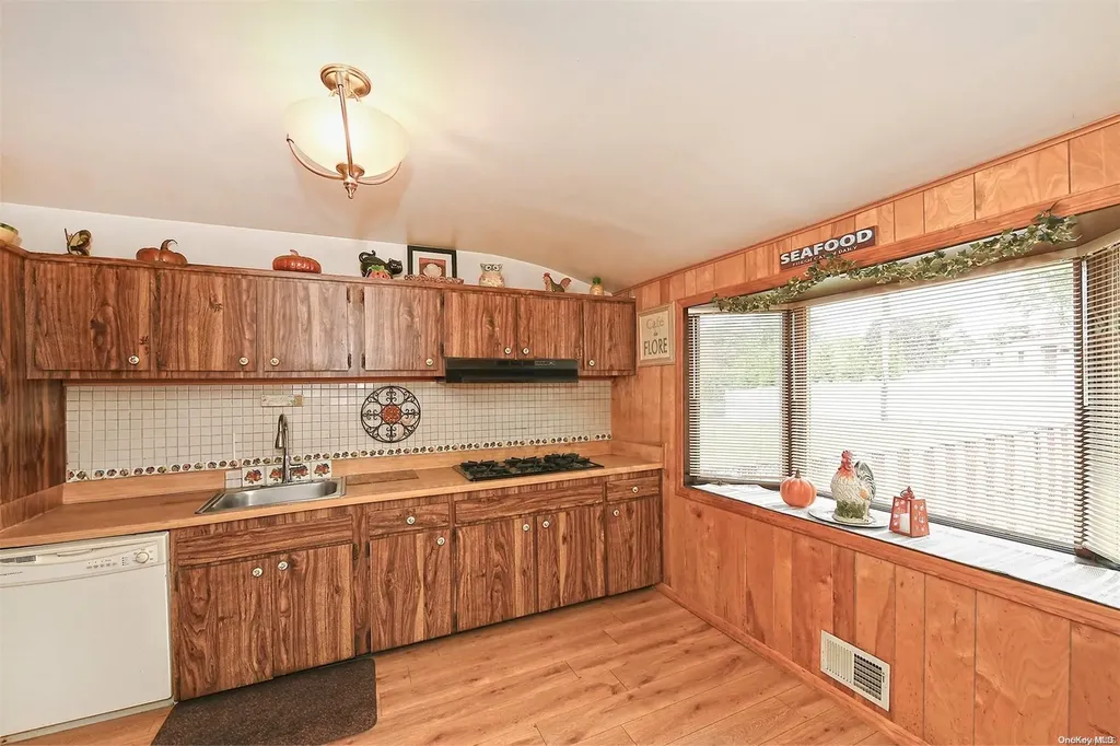 71 Parkway Drive N Commack NY 11725