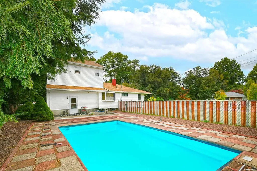 71 Parkway Drive N Commack NY 11725