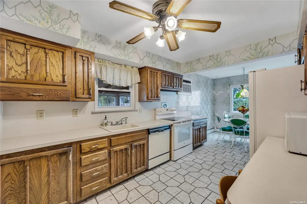 65 Primrose Lane Kings Park NY 11754