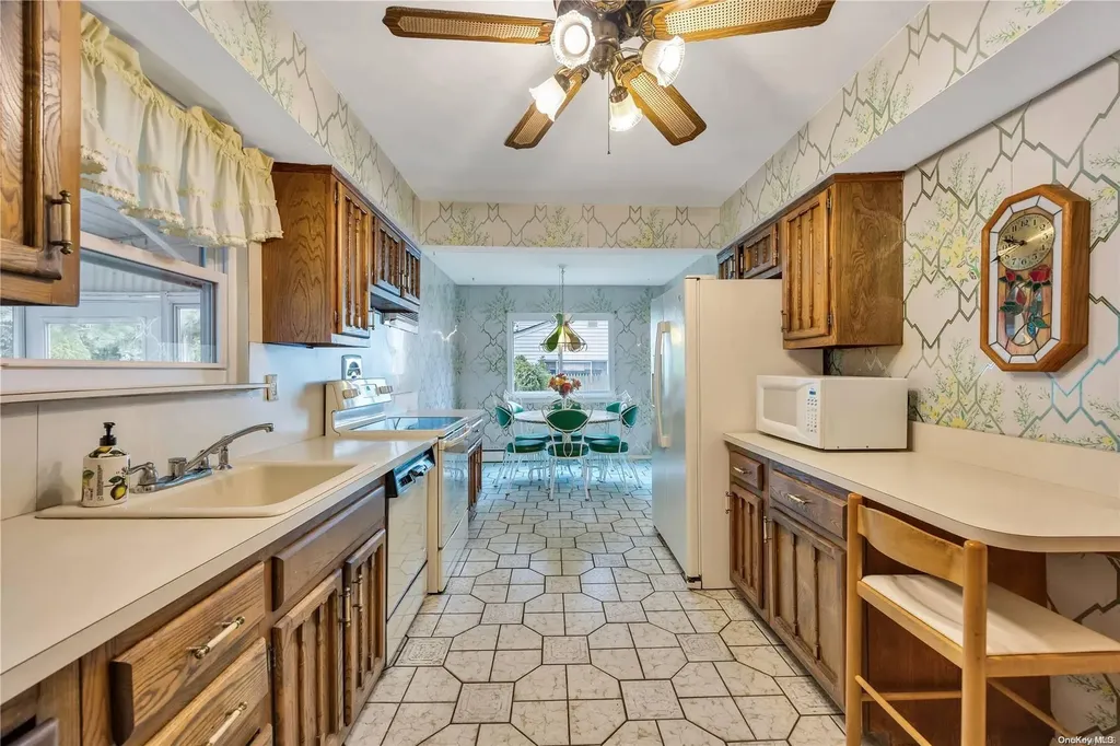 65 Primrose Lane Kings Park NY 11754