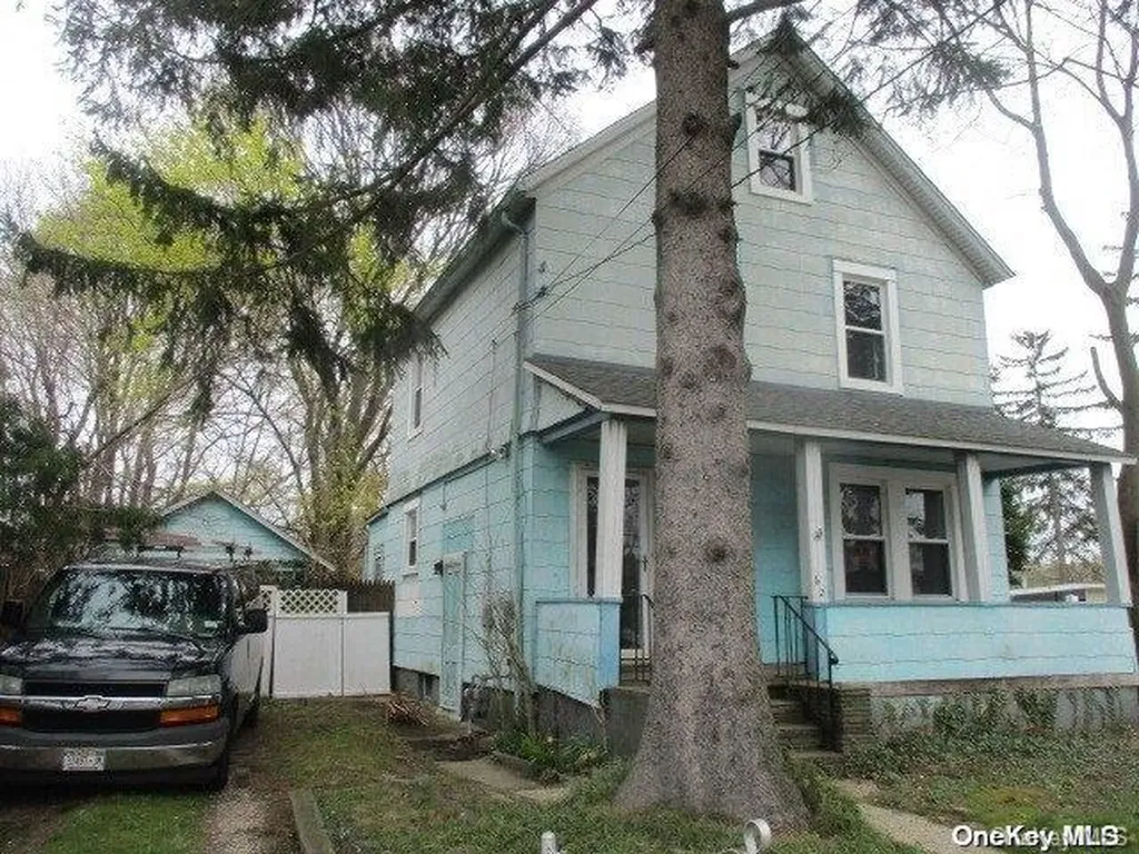 62 Lowndes Avenue Huntington Station NY 11746