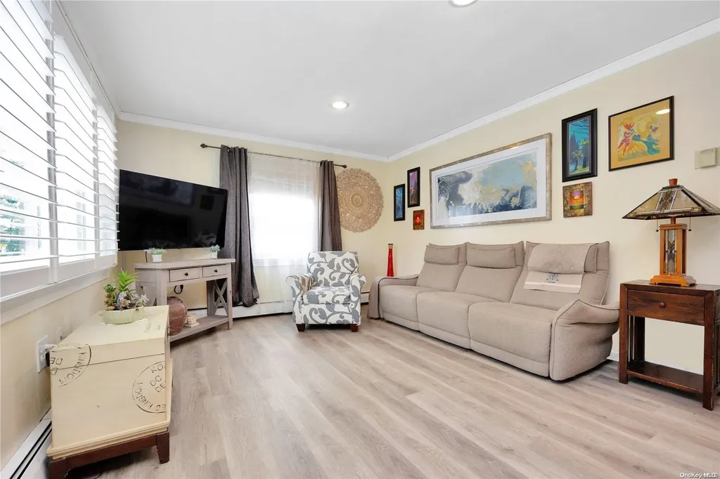 140 Haven Lane Levittown NY 11756
