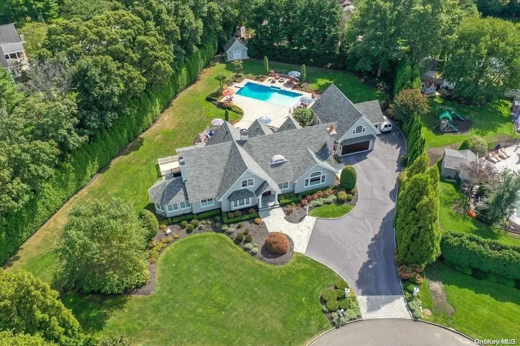 5 Squire Path Saint James NY 11780