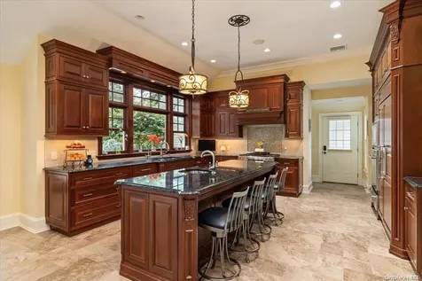 5 Squire Path Saint James NY 11780