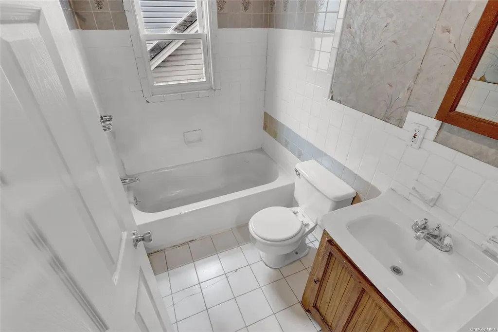 726 Brook Court Baldwin NY 11510