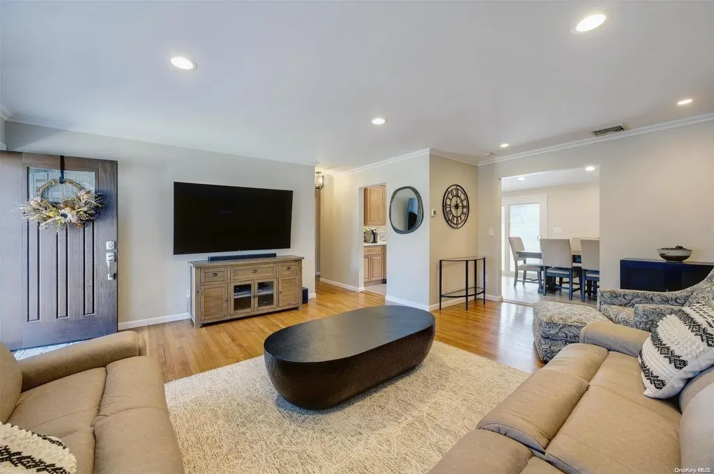 16 Pittoni Drive Commack NY 11725