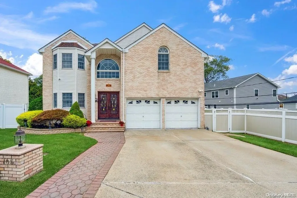 105 Paolo Court Plainview NY 11803