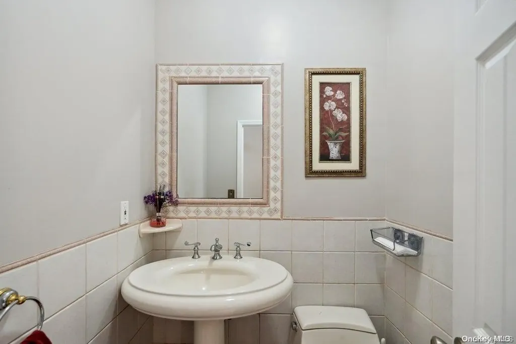 105 Paolo Court Plainview NY 11803