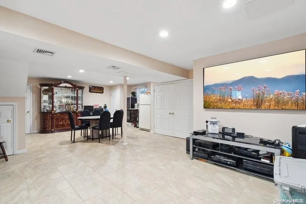 105 Paolo Court Plainview NY 11803