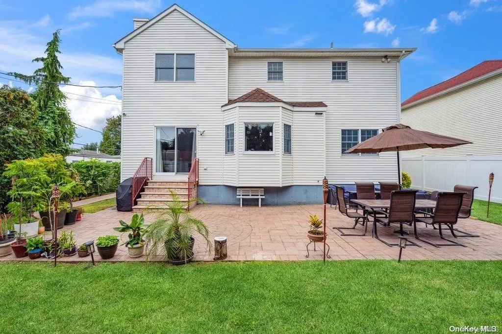 105 Paolo Court Plainview NY 11803