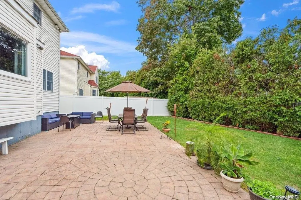 105 Paolo Court Plainview NY 11803