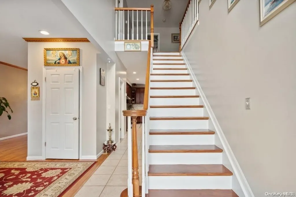 105 Paolo Court Plainview NY 11803