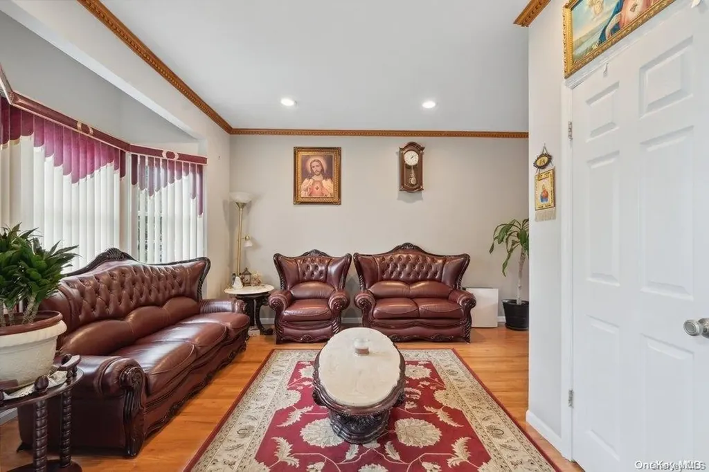 105 Paolo Court Plainview NY 11803