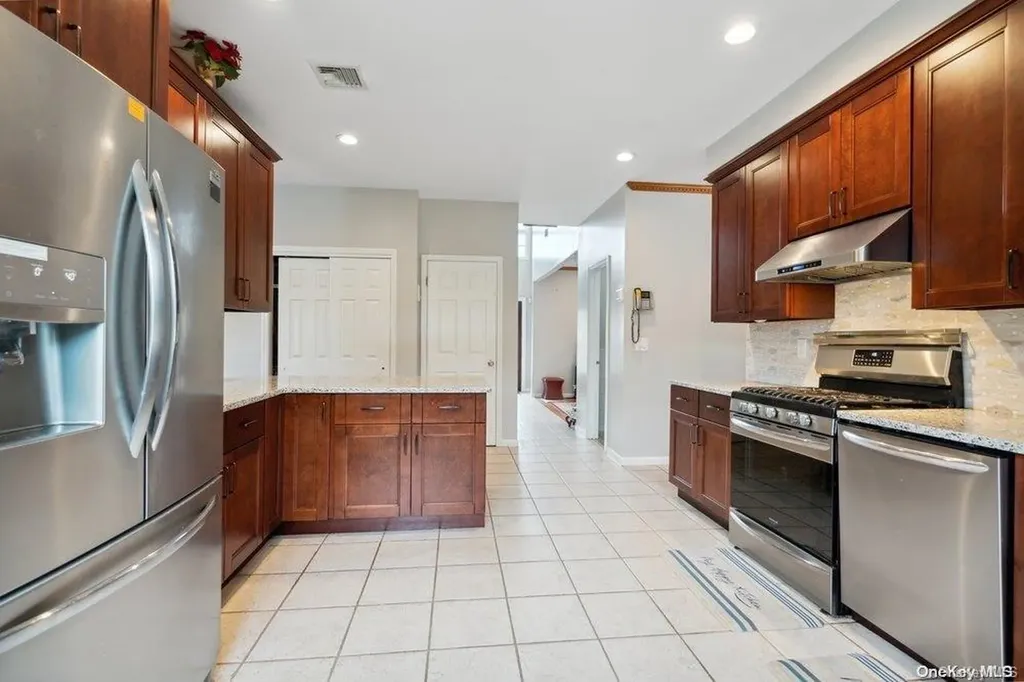 105 Paolo Court Plainview NY 11803