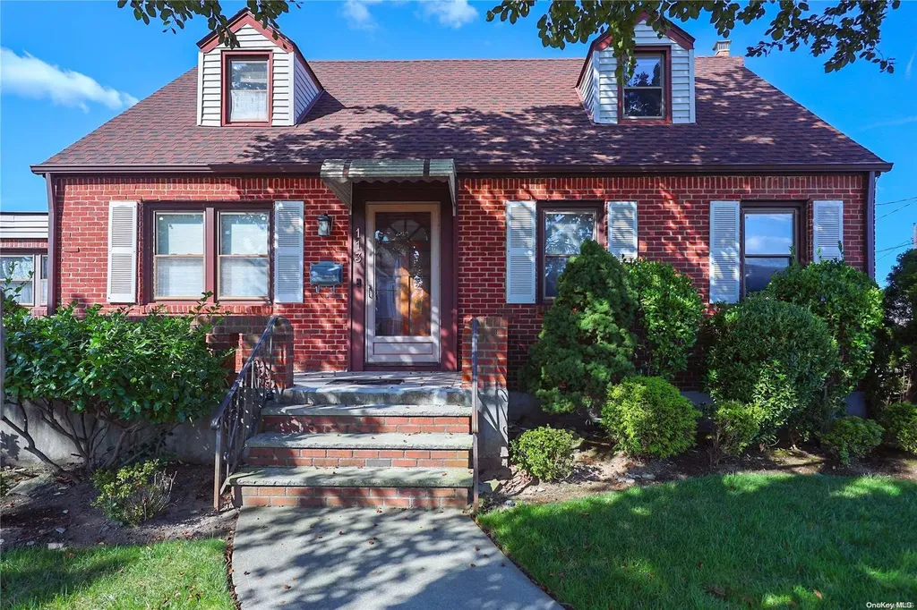 113 Strattford Road New Hyde Park NY 11040
