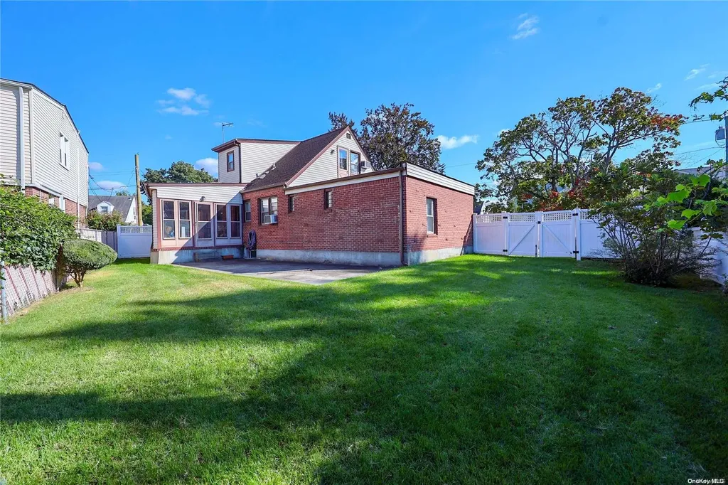 113 Strattford Road New Hyde Park NY 11040