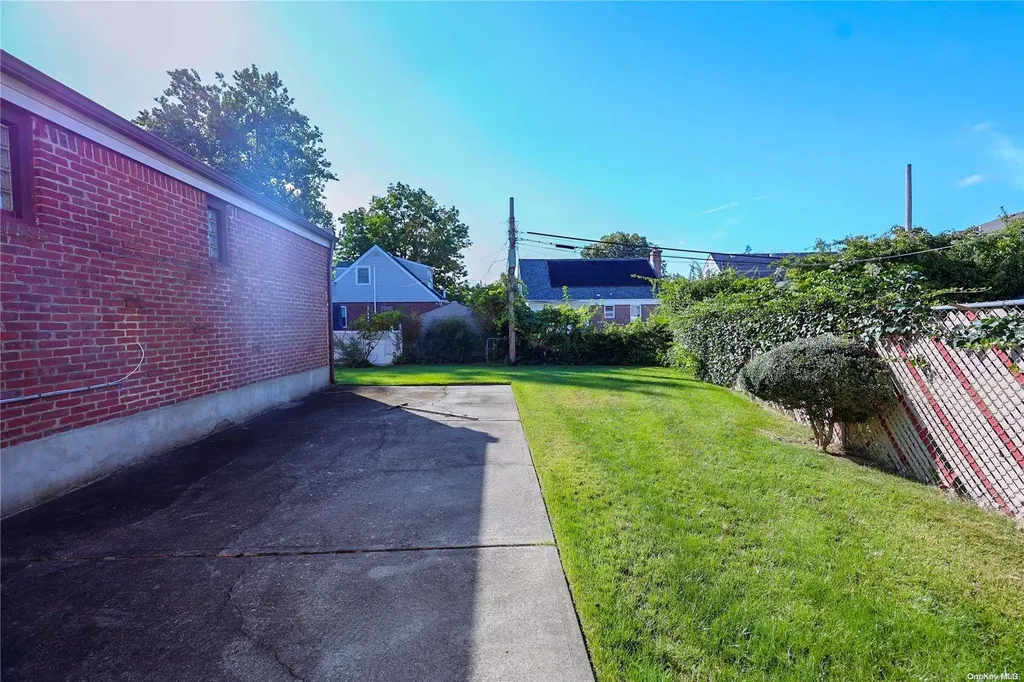 113 Strattford Road New Hyde Park NY 11040