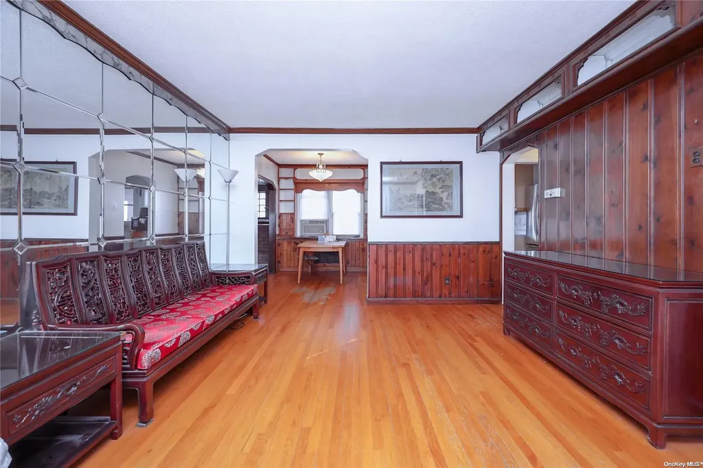 113 Strattford Road New Hyde Park NY 11040