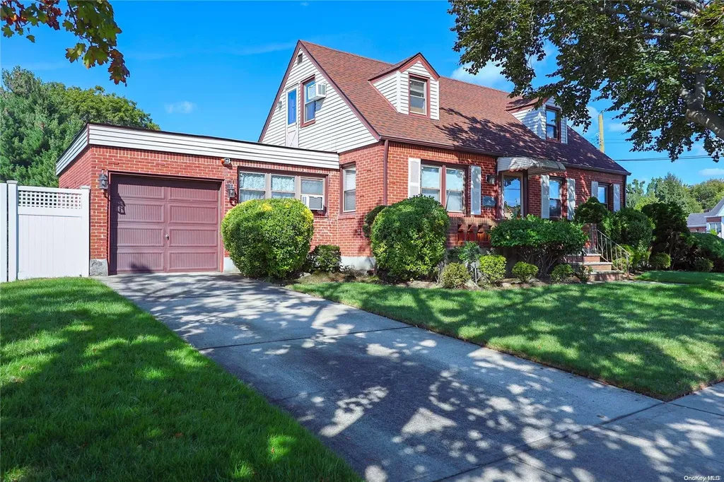 113 Strattford Road New Hyde Park NY 11040