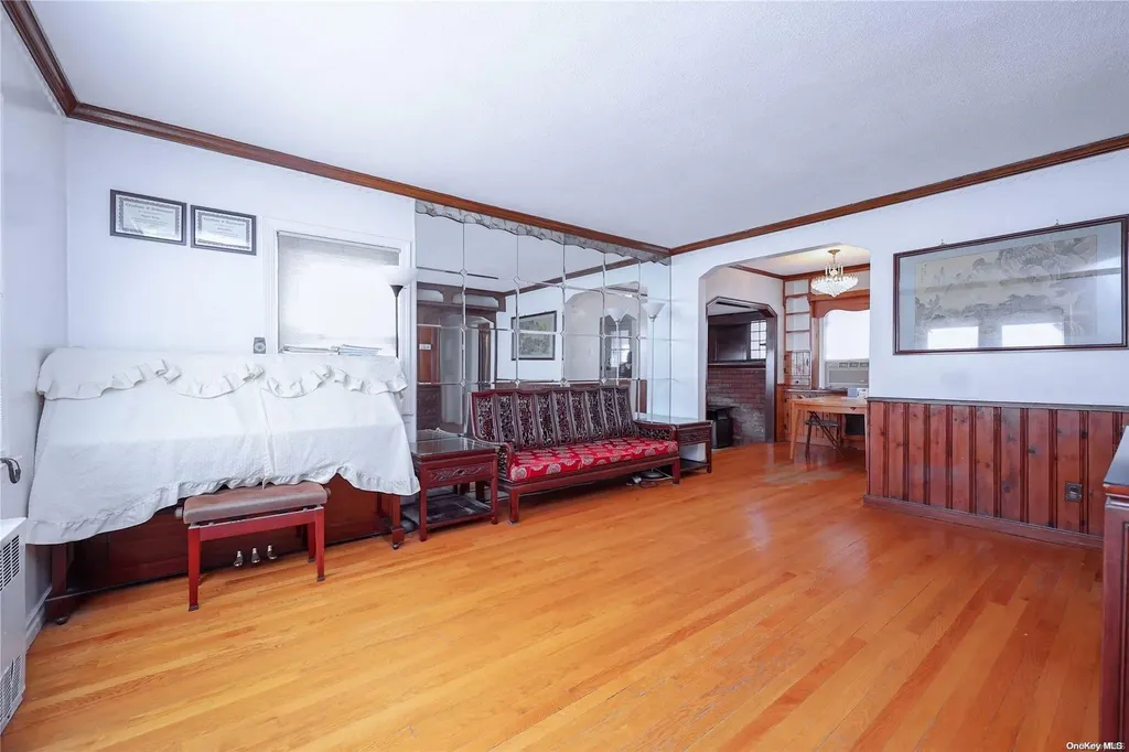 113 Strattford Road New Hyde Park NY 11040