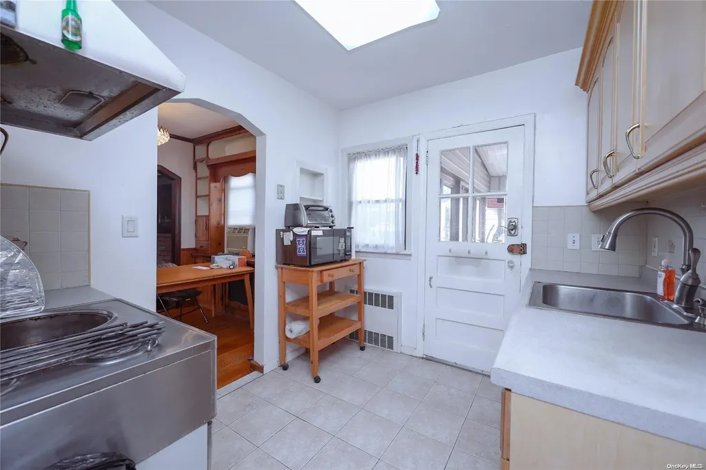 113 Strattford Road New Hyde Park NY 11040
