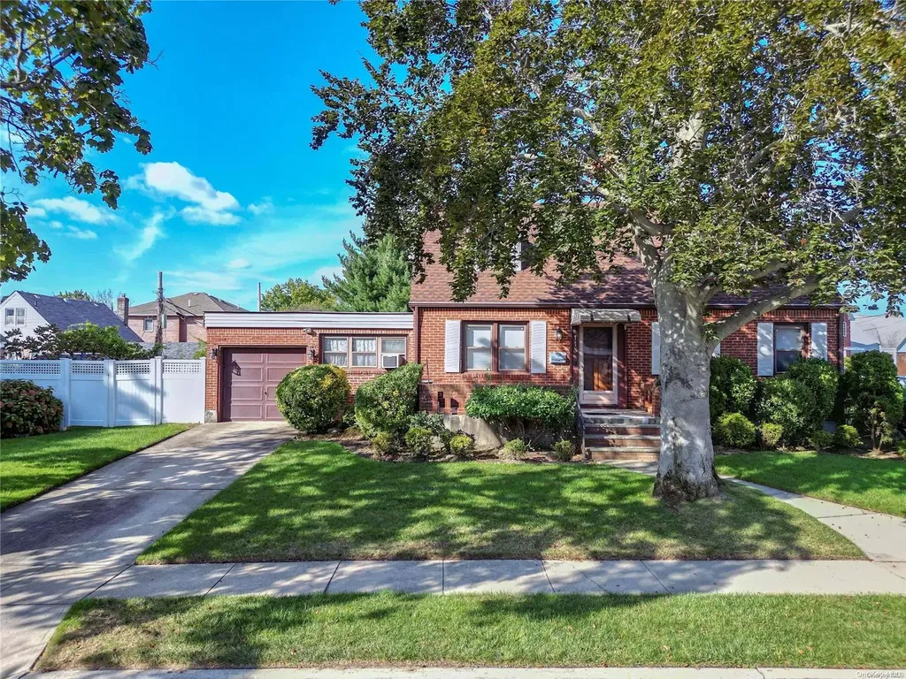 113 Strattford Road New Hyde Park NY 11040